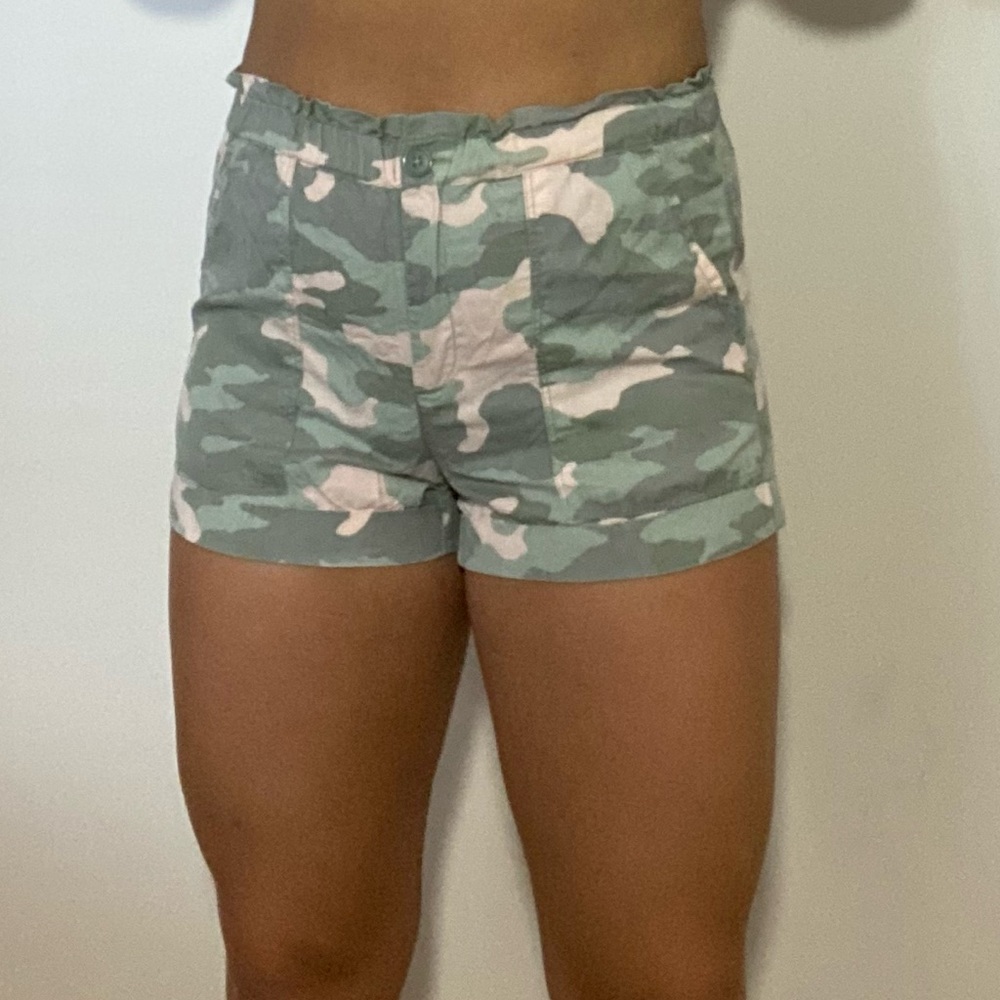 American Eagle/ Aerie Camo Shorts. Light green/gray camo with light pink accents
